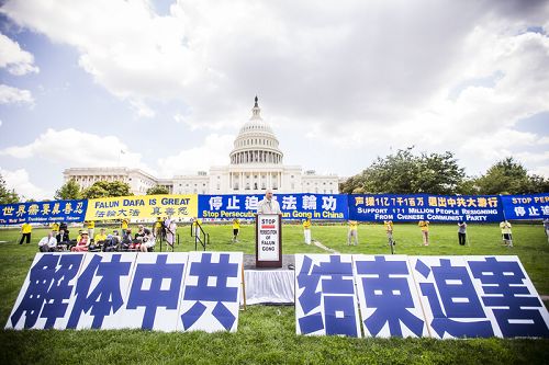 法輪功學員及支持者在美國首都華盛頓國會山西草坪舉行反迫害十五週年集會