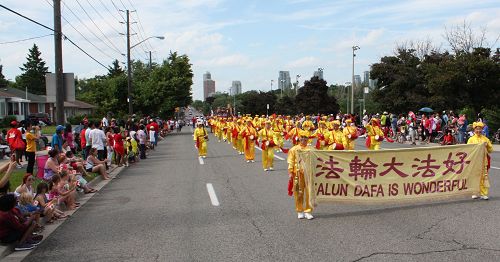 二零一四年七月一日加拿大國慶節，多倫多法輪功學員的腰鼓隊參加多倫多士嘉堡市（Scarborough）的國慶遊行受歡迎。