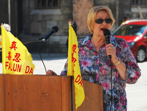 奧地利國際人權協會主席卡特林娜•葛蕾布參加法輪功學員在維也納斯蒂芬廣場的集會並發言