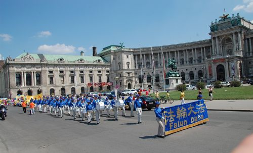遊行隊伍經過奧地利總統官邸所在地霍夫堡宮殿（Hofburg）