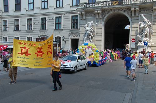 遊行隊伍穿過維也納市的主要街道