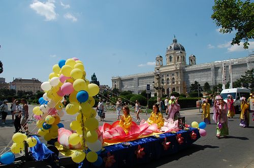 遊行隊伍穿過維也納市的主要街道