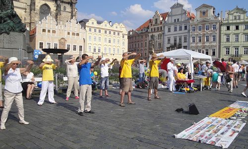 法輪功學員在捷克首都布拉格老城廣場演示功法
