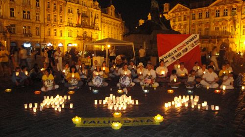 法輪功學員在布拉格老城廣場舉行燭光夜悼