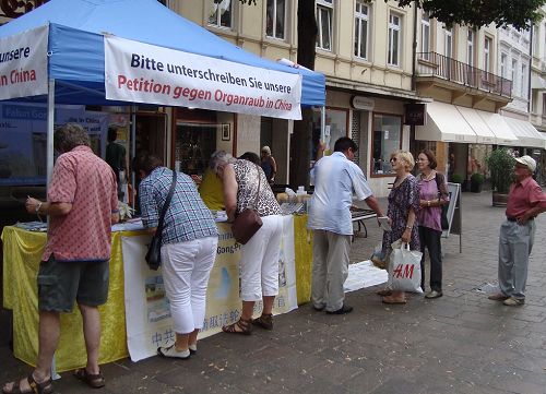 法輪功學員在在德國南部名城Baden-Baden（巴登巴登市）舉辦信息日活動，揭露中共活摘器官