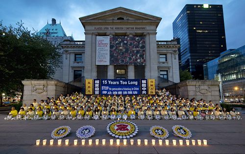圖1-3：溫哥華法輪功學員在溫哥華市中心藝術館前廣場舉行燭光守夜活動，場面肅穆安詳。