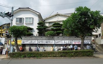 圖2：法輪功學員在長崎中領館前呼籲制止迫害。