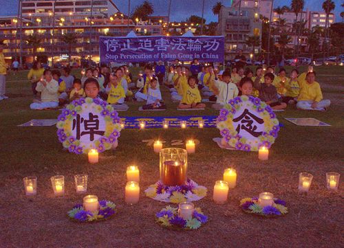 圖3：傍晚，聖地亞哥法輪功學員繼續舉辦燭光悼念，呼籲制止迫害。