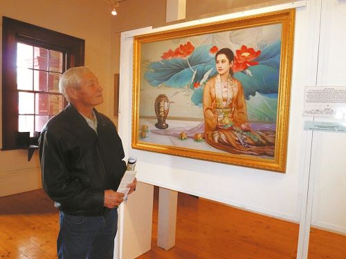 圖2：真善忍美展的信息和藝術手法深深地吸引了曾在中國新疆生活過的俄裔畫家約爾達瓦，第二天，他又再來細細欣賞畫作。
