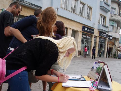 在魯容貝羅克市，人們正在簽名支持反迫害