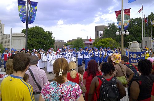 天國樂團在加拿大國慶日慶祝活動中演奏