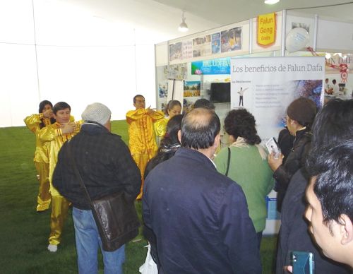 圖4-5：法輪功學員參加在利馬舉行的家居博覽會