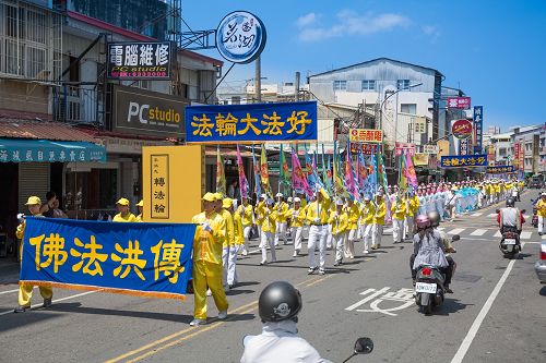 由五百多人組成的法輪大法洪法隊伍走過台南市主要的鬧區和鄉鎮，把大法美好帶給民眾。