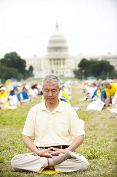 圖1.二零一四年七月汪志遠在華盛頓DC參加法輪功集會
