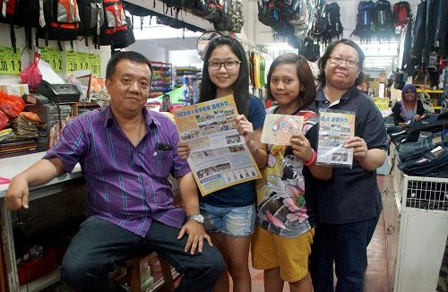 一家賣布料等用品的店鋪老闆劉先生（左一）與職員開心合照。
