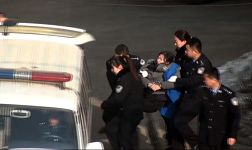 二零一五年一月二十一日上午，非法庭審後，孫淑傑被警察抬進了警車
