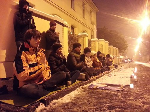 捷克法輪功學員中使館前抗議迫害，迎接二零一五新年