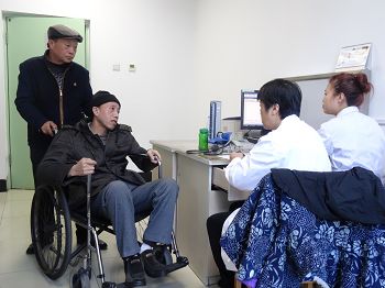 被迫害致癱的林澤華在醫院診室看病