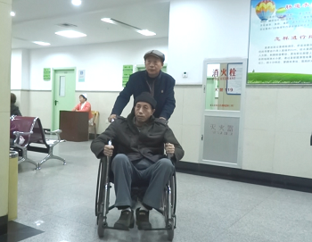 被迫害致癱的林澤華坐在了輪椅上