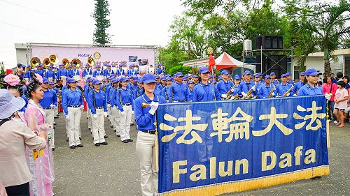 圖2：天國樂團在雲林縣北港鎮古董賓士車活動中定點演出