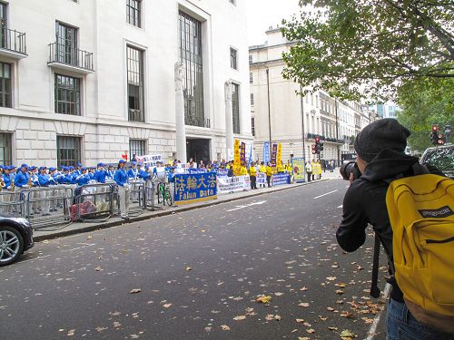 圖1：二零一五年十月十日，法輪功學員在倫敦中使館對面舉行新聞發布會，一個住在英格蘭最南部康沃爾的香港女孩專門趕來拍攝