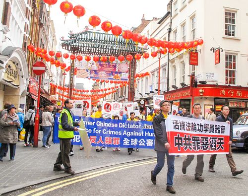 圖11-14：法輪功學員在倫敦唐人街舉行大遊行，大批華人拍照