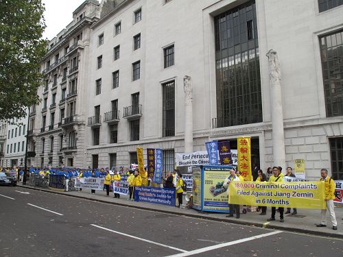 圖1-5：二零一五年十月十日，法輪功學員在在倫敦中使館對面舉行新聞發布會，傳遞真相、聲援訴江、呼籲制止迫害
