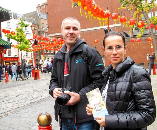 圖4：十月十日下午，正在倫敦旅遊的羅馬尼亞人宙頓（Zohden）和他太太來到倫敦中國城，恰巧遇到法輪功大遊行。