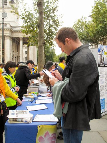 圖7：二零一五年十月十日，在劍橋大學教法律的約翰（John）在倫敦聖馬丁廣場簽名譴責中共活摘罪行，他還表示讓更多的人聽到全球公審江澤民的信息非常重要
