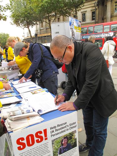 圖8：二零一五年十月十日，流亡英國多年的中國聯邦黨英國分部負責人顏昌標先生參加了法輪功學員在倫敦的集會遊行，並在聖馬丁廣場簽名譴責中共活摘罪行及聲援訴江大潮
