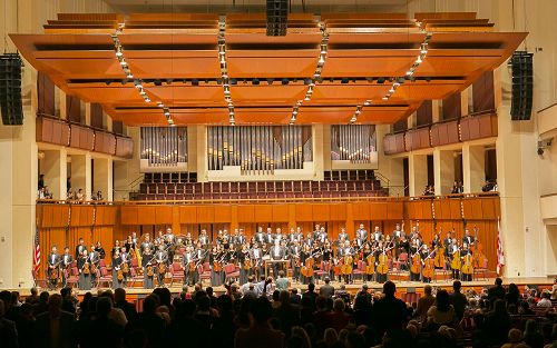 圖1：神韻交響樂團於二零一五年十月十一日晚蒞臨華盛頓的肯尼迪藝術中心音樂廳。觀眾長時間起立，掌聲雷動，神韻指揮家帶領樂團又加演了兩首曲目。