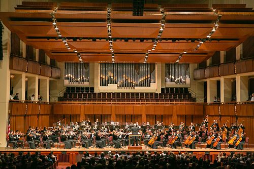 圖15：神韻交響樂團於二零一五年十月十一日晚蒞臨華盛頓的肯尼迪藝術中心音樂廳。
