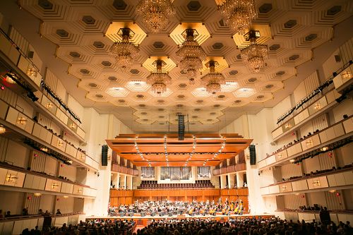 圖16：神韻交響樂團於二零一五年十月十一日晚蒞臨華盛頓的肯尼迪藝術中心音樂廳。