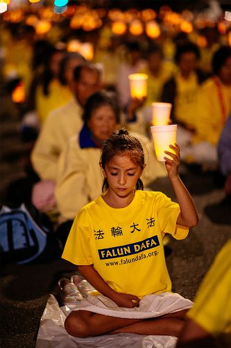 圖1-7：上千名法輪功學員在洛杉磯中領館前進行燭光守夜，紀念被迫害致死的法輪功學員，並呼籲法辦江澤民，制止迫害