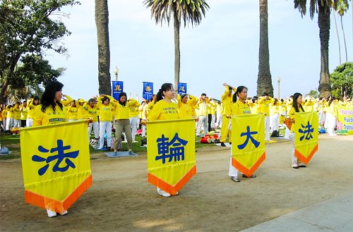 數百名來自世界各地的法輪功學員在洛杉磯著名的聖塔莫尼卡海灘突堤碼頭（Santa Monica Pier）舉行集體煉功和集會活動