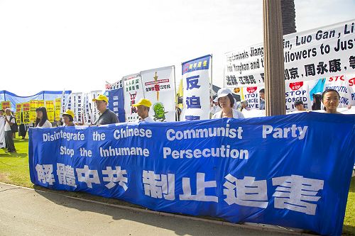 圖10-12：洛杉磯聖塔莫尼卡海灘碼頭上舉行「制止迫害法輪功、制止活摘、法辦江澤民」集會
