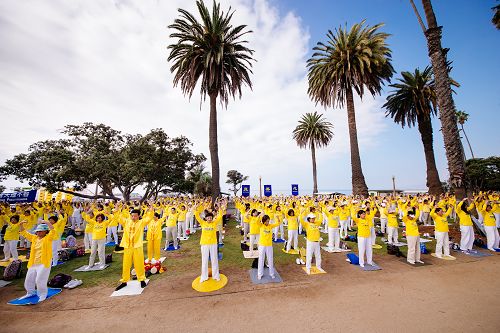 圖1： 法輪功學員在美國南加州旅遊勝地聖塔莫尼卡碼頭（Santa Monica Pier）舉行集體大煉功