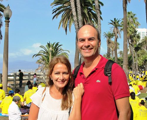 圖4：從意大利來洛杉磯旅遊的軟件工程師Luca（右）支持起訴迫害元凶江澤民