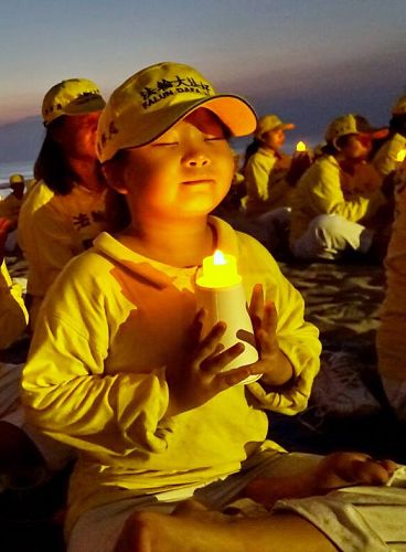圖：印尼學員在海灘上舉行燭光悼念活動，悼念在中國被中共迫害致死的法輪功學員