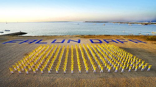 圖：法輪功學員在在沙灘上排了「FALUN DAFA」巨大字體