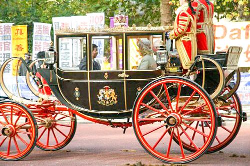 圖7：二零一五年十月二十日，在林蔭路（The Mall）上，英國王儲查爾斯王子夫婦乘坐的馬車路過法輪功真相橫幅