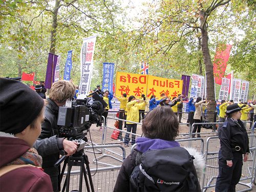圖9：BBC、ITV、路透社等多家主流媒體記者報導法輪功學員的和平抗議活動，採訪法輪功學員