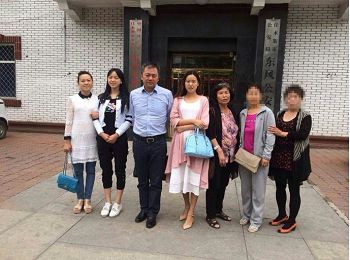 王光琦律師（男）和李桂月家屬在東風公安分局