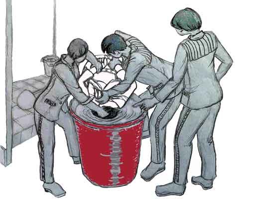 中共酷刑示意圖：溺水──把人頭按進廁所涼水桶裏憋