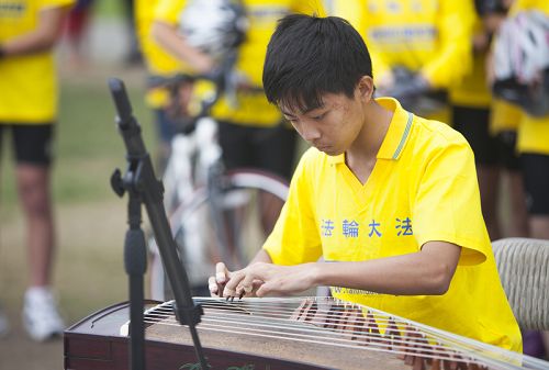 圖1：2015年5月31日，美國華裔少年蔡博容在「騎向自由」起點洛杉磯的新聞發布會上演奏古箏《鳳鳴九霄》。