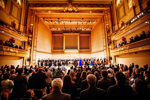 圖2：神韻交響樂團於十月二十一日晚在號稱音響世界第一的波士頓交響樂廳，以曠世天音再次感動波士頓觀眾。演出結束時，全場觀眾起立，以長時間鼓掌、喝采，回報傑出的神韻藝術家們獨特而精湛的演出。