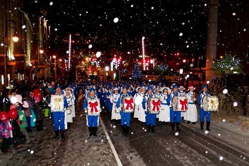 圖3：飄雪伴隨著天國樂團雄壯美妙的樂曲，為捨布魯克民眾帶去聖誕節慶氣氛。
