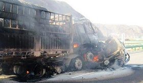 圖：二零一一年十二月二十三日，甘肅省寧縣「610辦公室」主任孟兆慶，在高速路上鑽入一拖車底部，油箱頓時起火，火借風勢，瞬間吞噬兩輛車，孟兆慶當場死亡。