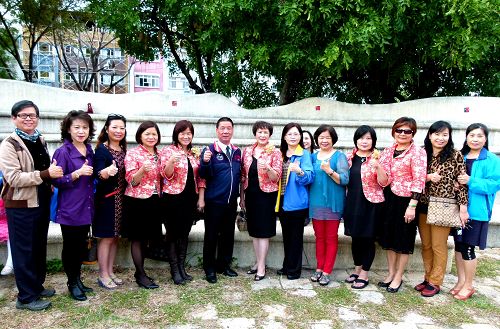 圖3：台東蘭馨交流協會和台東市長張國洲（左6）參與法輪功學員向李洪志大師拜年活動。