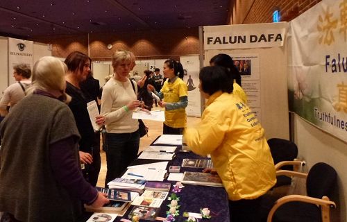 丹麥法輪功學員參加奧登塞市健康博覽會，用多種語言講真相。